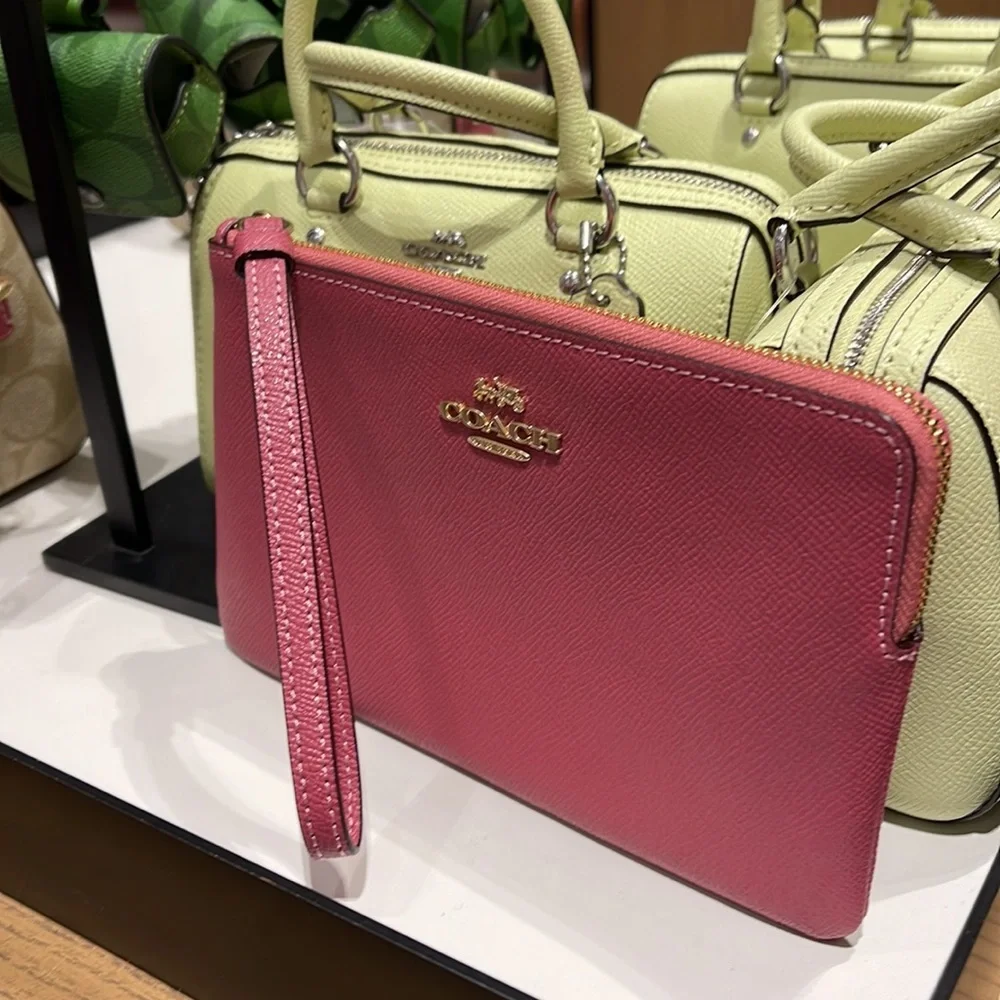Coach Large Corner Zip Wristlet IM/Rouge